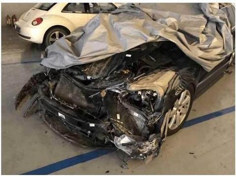 一辆报废的大众辉腾，车主本想扔了维修师傅却说：拆完能买辆奥迪