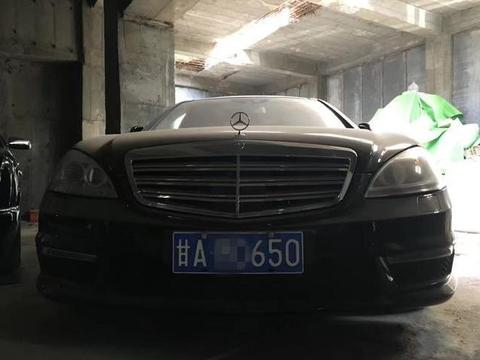 一位男子骑单车，路上发现“豪车坟场”，这么好的奔驰600都扔？