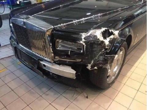 离豪车远点！这辆劳斯莱斯撞一下一套房就没了！