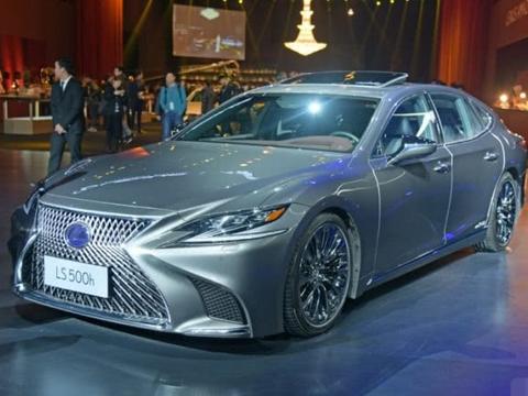 一上市就狂降50万，内饰媲美奔驰S级，宝马7系真遇到硬茬了！