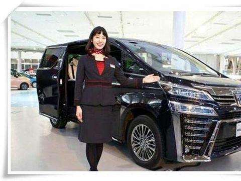 首批18款全新埃尔法到店，外观像未来战车，网友：不加50万买不了