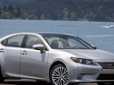 这辆小轿车外型时尚帅气, 售价不到10万