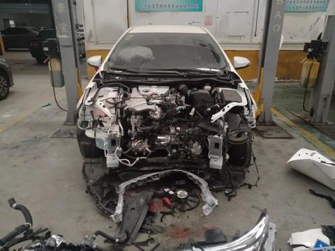 祸从天降 刚买的丰田卡罗拉就被撞成这样