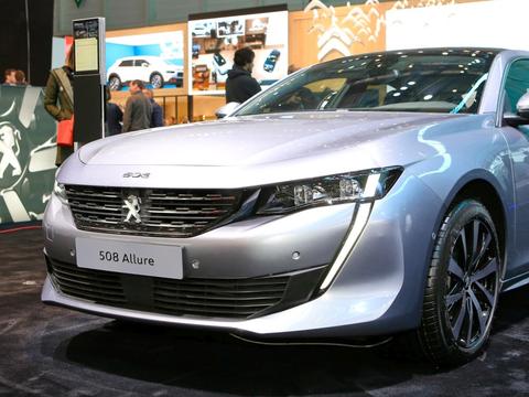 前脸獠牙尾灯狮爪，战机座舱配赛车级方向盘，它是最美合资B级车