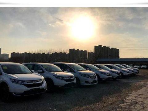 大量本田CR-V停满空地