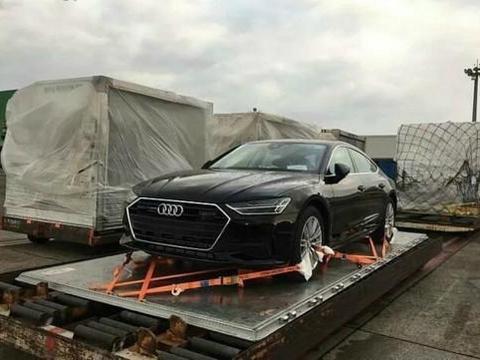 偶遇国内首台19款奥迪A7，这中控台扭曲幅度很大，帅到掉渣