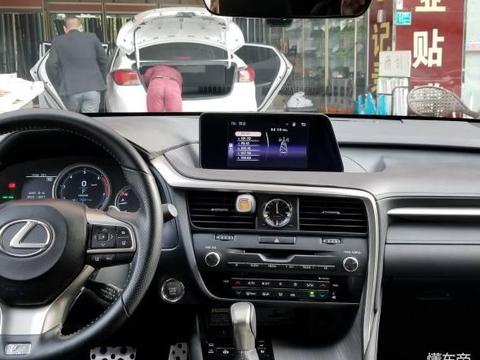 小姨刚刚订了奥迪A6L，但是见我提这车回家，果断就要去退订！