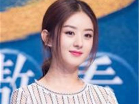 拍戏不用替身，直接在40°高温中爬滚，今身价4亿坐奔驰却爱骑车