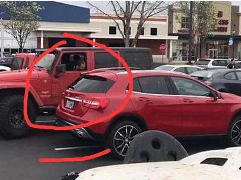 奔驰车主一辆车霸占2个停车位