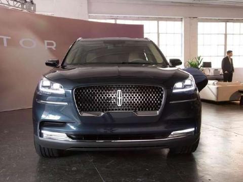 首台国产豪华大型SUV亮相,外形酷似领航员,将威胁BBA在华的地位