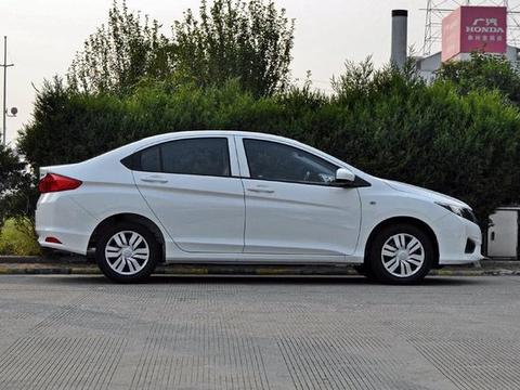 飞度拉皮而成，卖8万油耗仅3毛，光发动机就比捷达好几倍