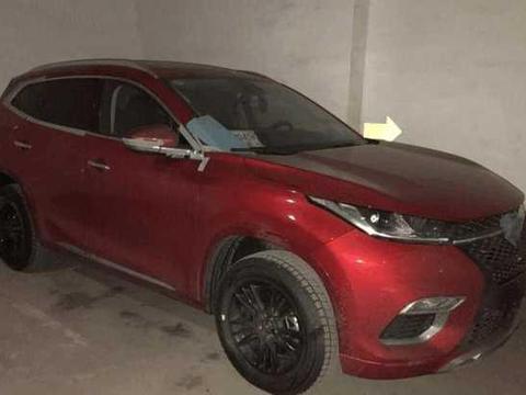 地下停车场偶遇一台奇瑞EXEED TX，红色车身很帅气，售价16万起