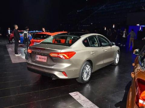 全新福克斯亮相了，颜值完胜思域，配1.5T加旋钮换挡，仅售11万