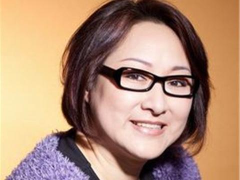 曾演《新白娘子传奇》，一手捧红刘恺威，今坐奔驰出行，胖成这般