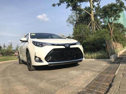 卡罗拉劲敌再降3万，比轩逸漂亮，低油耗仅10万，买朗逸后悔了