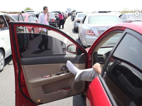 天气热了，在车内休息时，这个动作一定不要做，听人劝，吃饱饭！