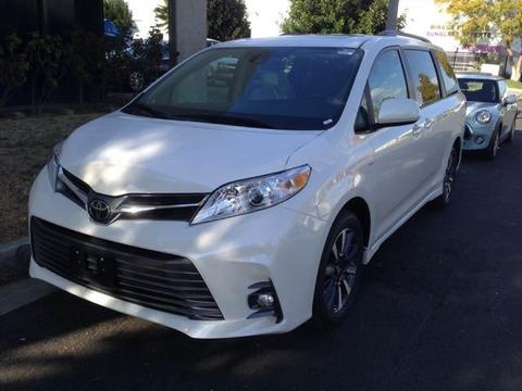 丰田塞纳18款美规多功能商务用车途中也能舒适地谈上生意