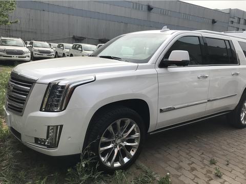 凯雷德新时期家族特征 18款凯雷德优雅而神秘