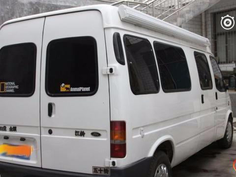 沉迷改车无法自拔，车友这辆外观看似运钞车，打开车门才知奇妙