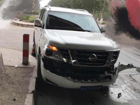 日产途乐马路上遭油罐车剐蹭 4s店: 没见过这么厚实的日系车