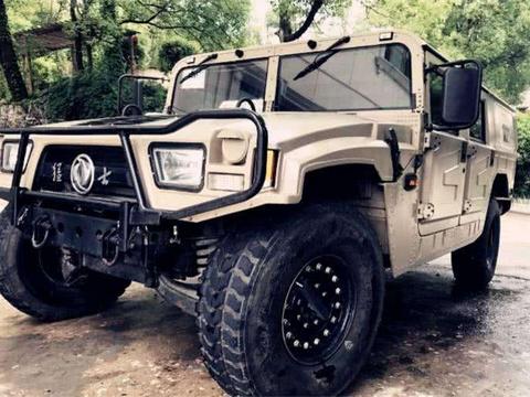 男子90万买国产版悍马, 打开车门丑哭了, 车主: 还送摩托车