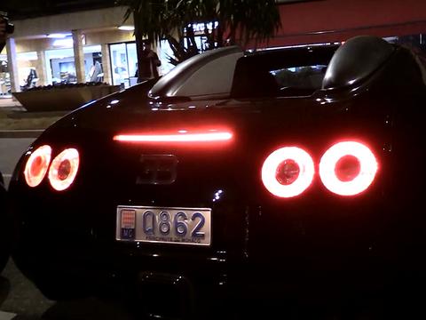 晚上路边停了2台跑车，尾灯一亮，懂车网友看到竖起了大拇指