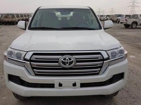 18款酷路泽4000配置齐全亮相天津港中东版V6陆巡最新行情