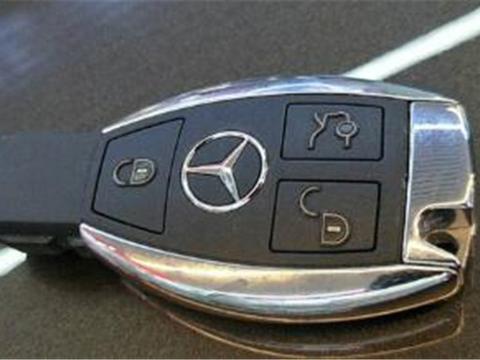 广东一辆40万奔驰遭日系车追尾，车主未花一分钱，全靠自己修！