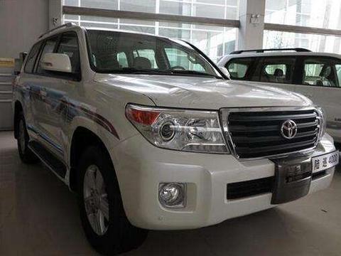 土豪花二十万买辆退役军车, 结果开心的却是油站老板