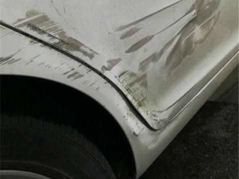 辽宁一男子8万买奇瑞艾瑞泽，不到一周蹭墙上，车漆掉一大片！