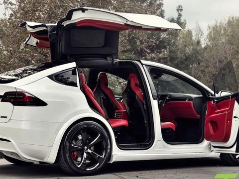 内饰性冷淡风的特斯拉要推出骚红色内饰了 你们自己看图感受一下