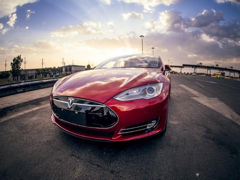 世界上车企如BBA这么厉害，为什么特斯拉反而占据电动车高点？