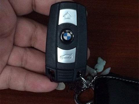 福建一男子开110万宝马跑车兜风，结果车上4位美女，惹网友争议！