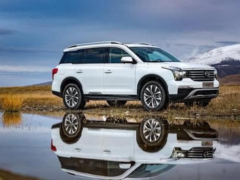 公交车上出现国产车最不要脸的广告，买车赠送全套车标礼包