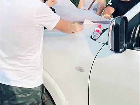 50万丰田霸道挂6666车牌，车尾还拉了2辆比宝马还贵的摩托车！