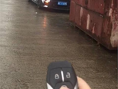 浙江偶遇一辆40万福特野马，看到车漆时，网友直呼：跟斑马一样！