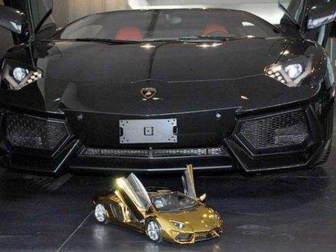 只有巴掌大小的黄金超跑, 车虽小, 却能买下12辆兰博基尼