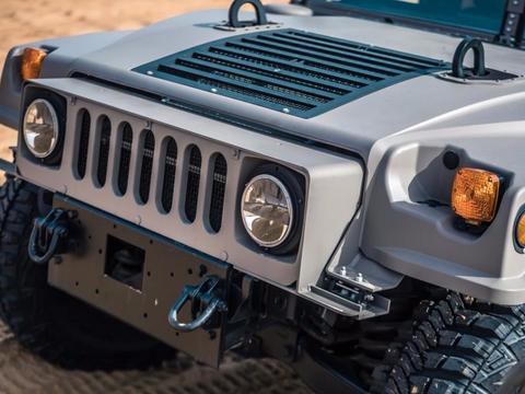 如果你认为这是新版悍马H1， 恭喜你，答对了一半