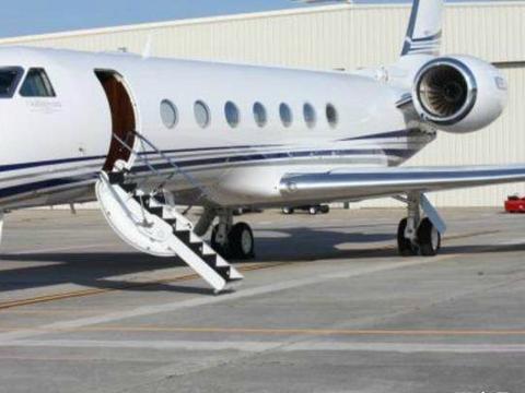 王健林出个远门，停车费就得1万元，霸道开路，自己坐考斯特