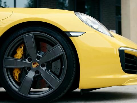 小伙调侃自己只能买起手动挡保时捷，网友看到他的手表，土豪