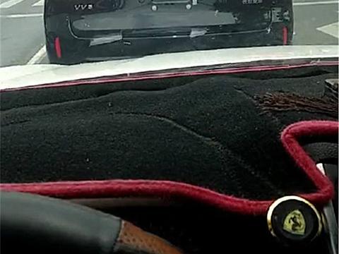 开车时偶遇一辆15万长城WEY，男子下一秒做法，不禁逗笑网友！