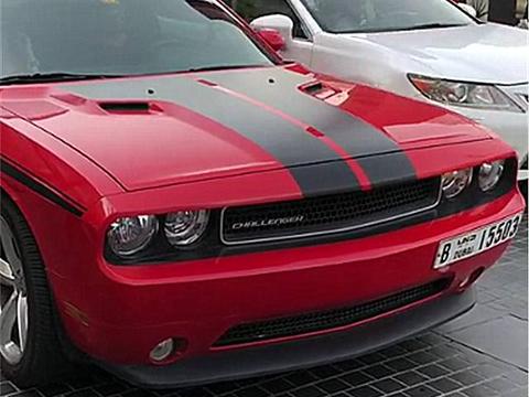 200万道奇现迪拜，看到车主女友容貌那一刻，没想到比跑车养眼！