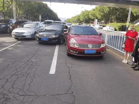 红色大众CC遭黑色CC追尾，挪车后车主：看来车头比车尾硬多了