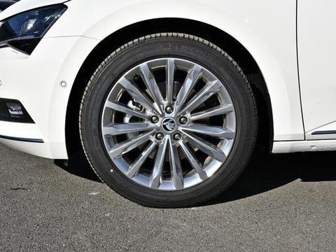 可惜一台德系大坦克，近4.9米车长，迈腾同款发动机，13万没人要