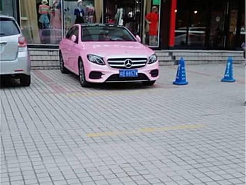 深圳街头偶遇一辆30万奔驰C级，看到车漆那一刻，就知车主性别！