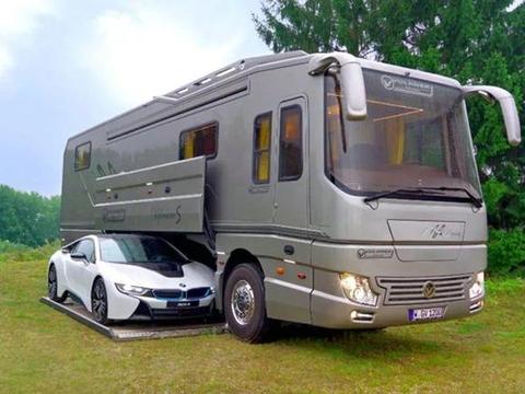 还买什么房？这辆房车自带停车场，堪称豪华移动别墅！