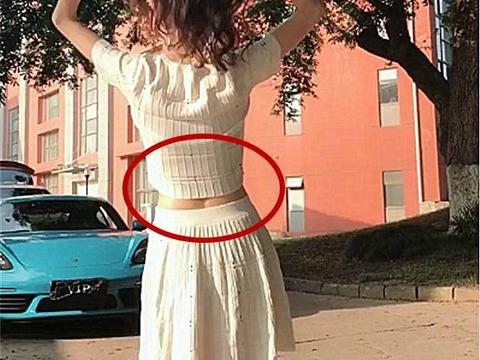 小区偶遇一辆网红保时捷718，看到车主身材时，不禁令网友心动！