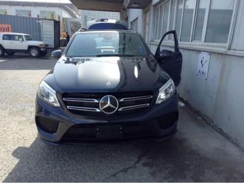 一款运动型多功能SUV，在公路上和崎岖路面上的表现同样格外出色