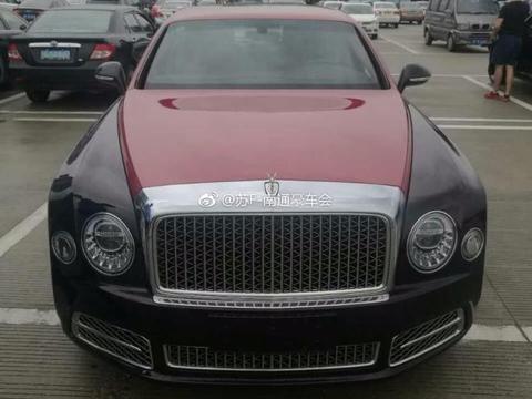 南通车管所惊现“黑红双色”宾利慕尚，反正这配色我欣赏不来