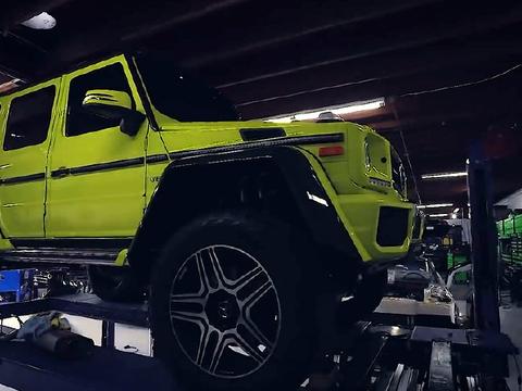 修理厂看到一台奔驰越野车，颜色是这种，网友，不是一般帅气